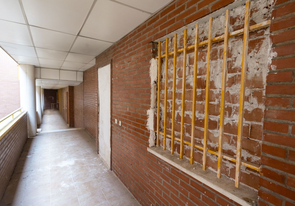 Vivienda con la puerta de entrada y la ventana tapiada en el bloque municipal de Río Tíber, 8.