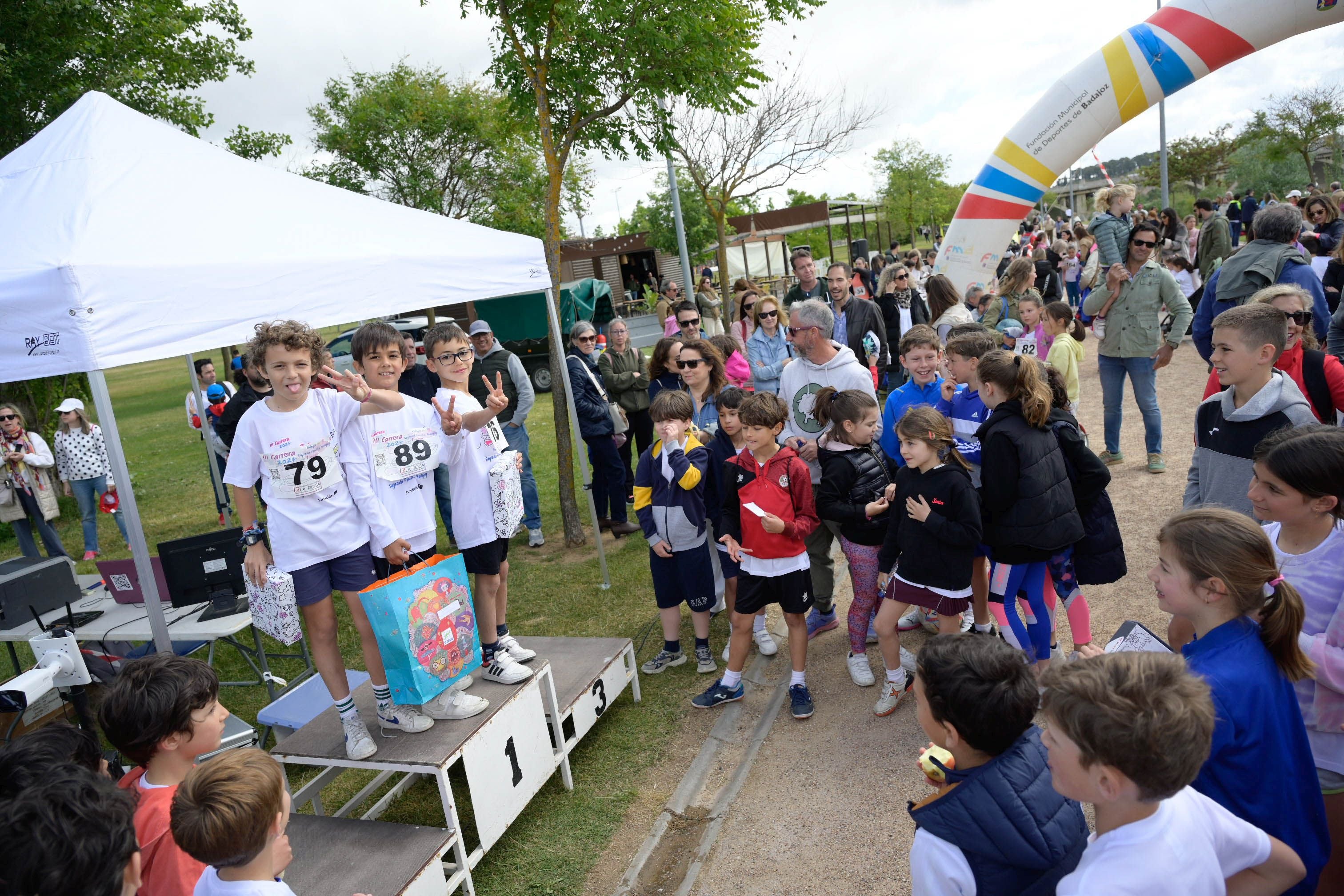 Fotos de los participantes en la carrera del colegio Sagrada Familia