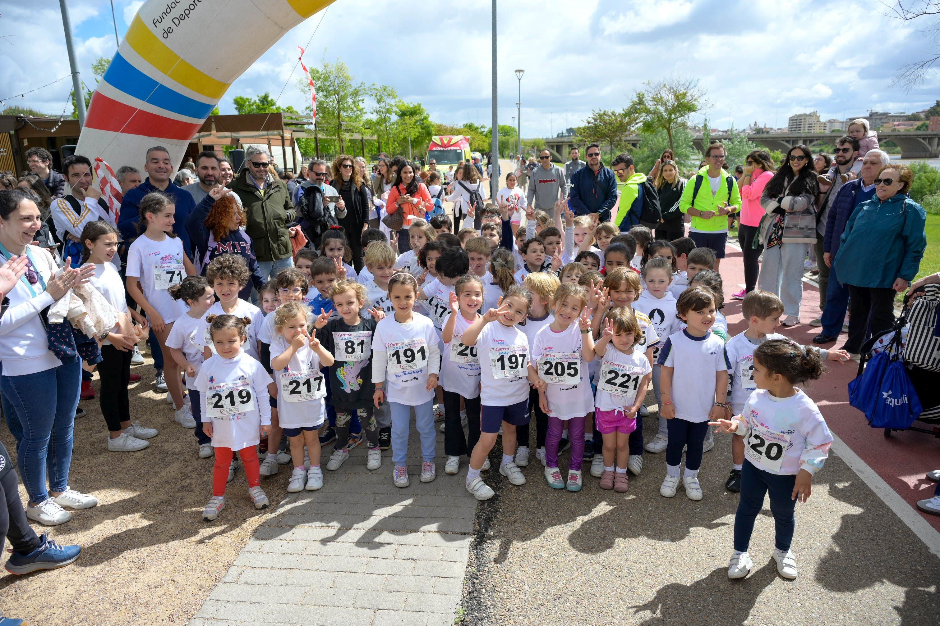 Fotos de los participantes en la carrera del colegio Sagrada Familia