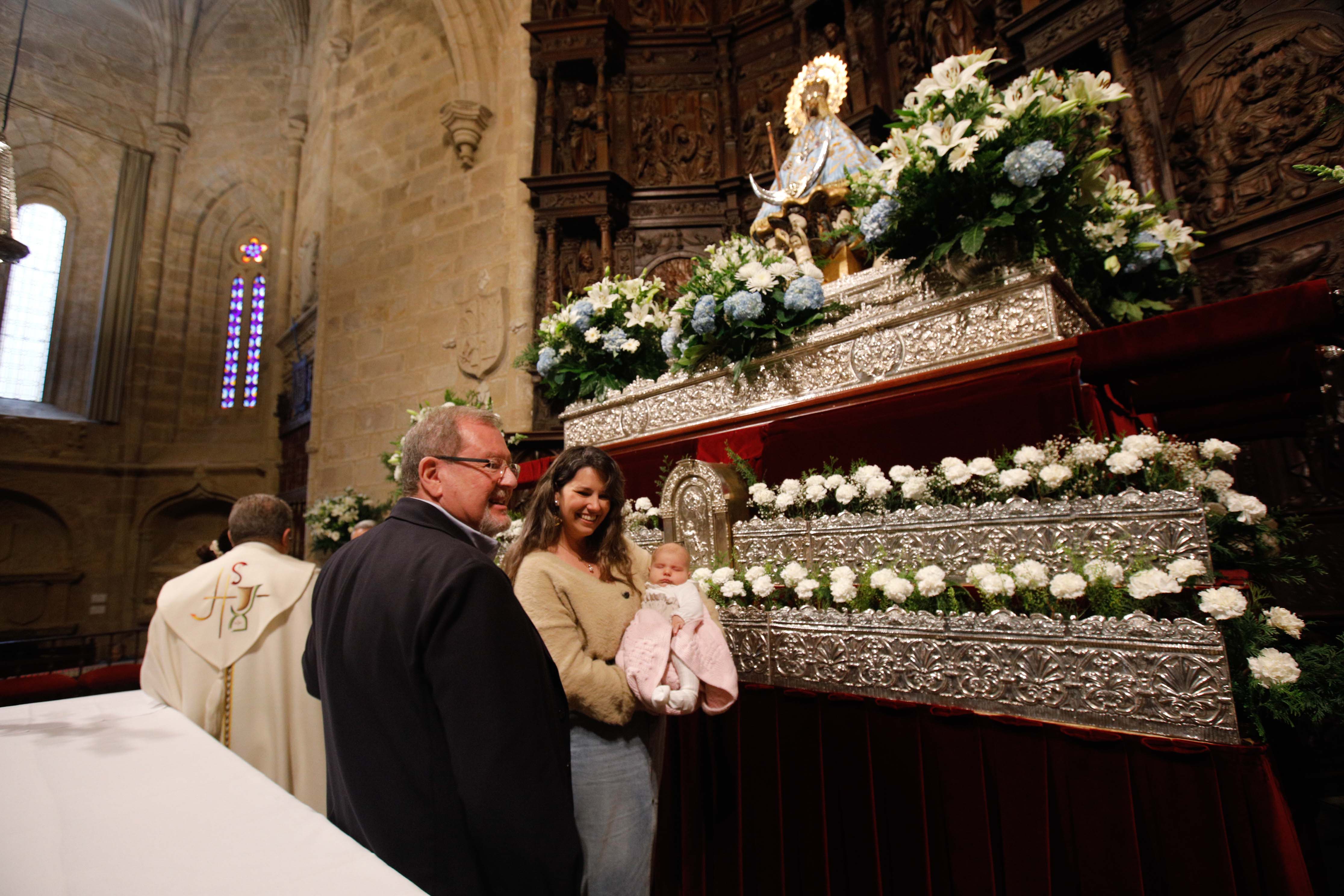 Búscate en la presentación de los bebés cacereños a la Virgen de la Montaña (II)