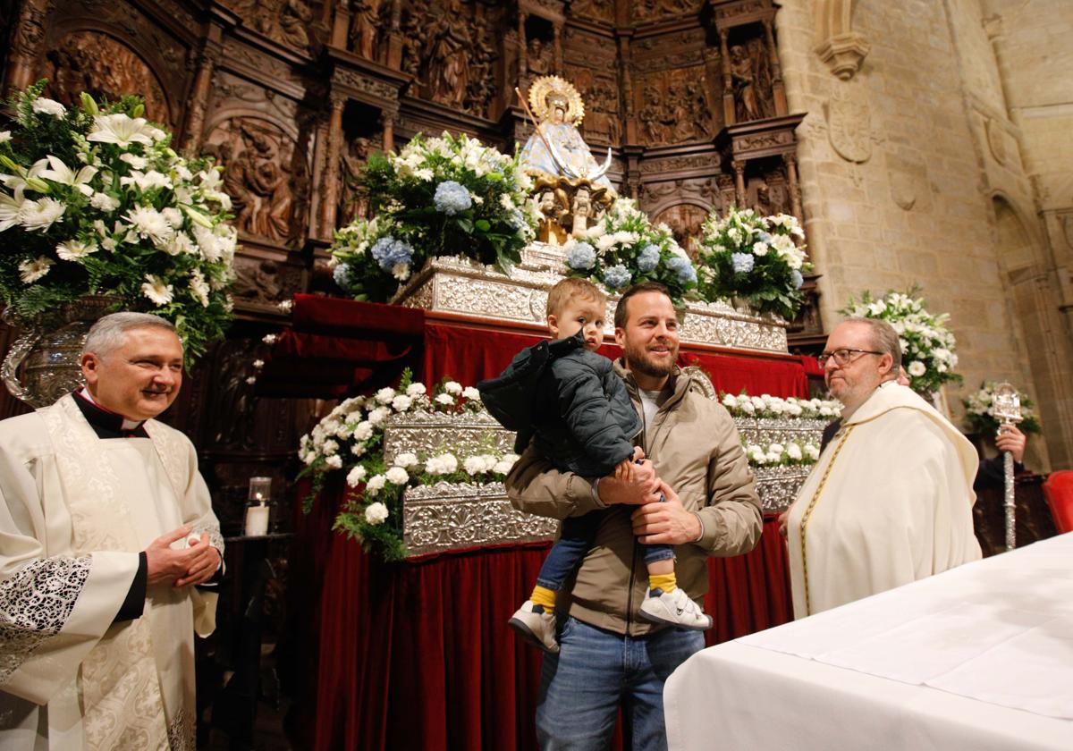 Búscate en la presentación de los bebés cacereños a la Virgen de la Montaña (II)