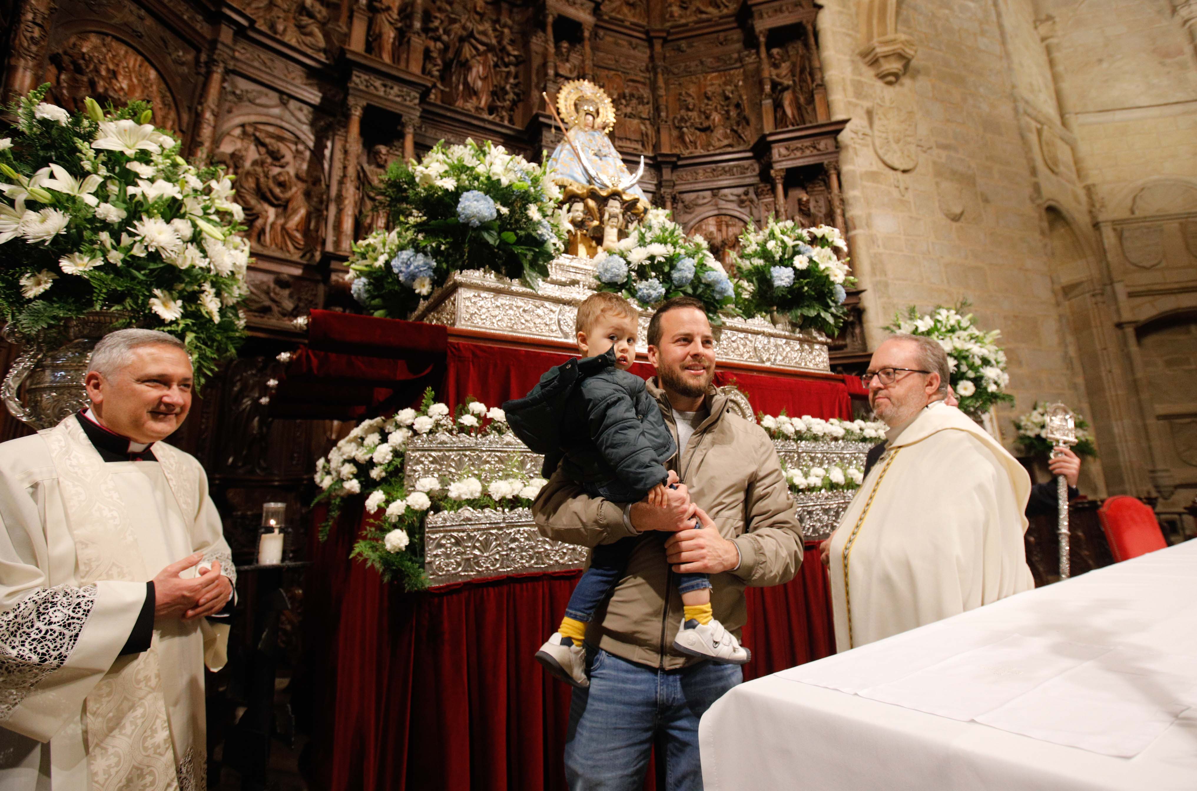 Búscate en la presentación de los bebés cacereños a la Virgen de la Montaña (II)