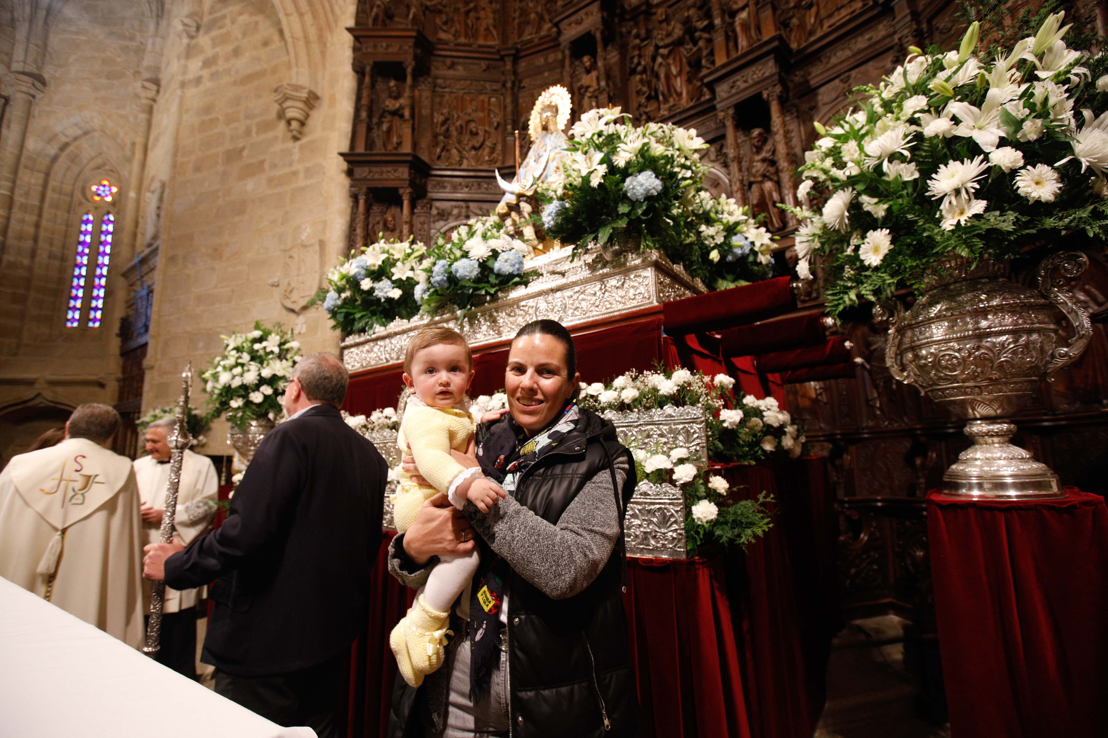 Búscate en la presentación de los bebés cacereños a la Virgen de la Montaña (II)