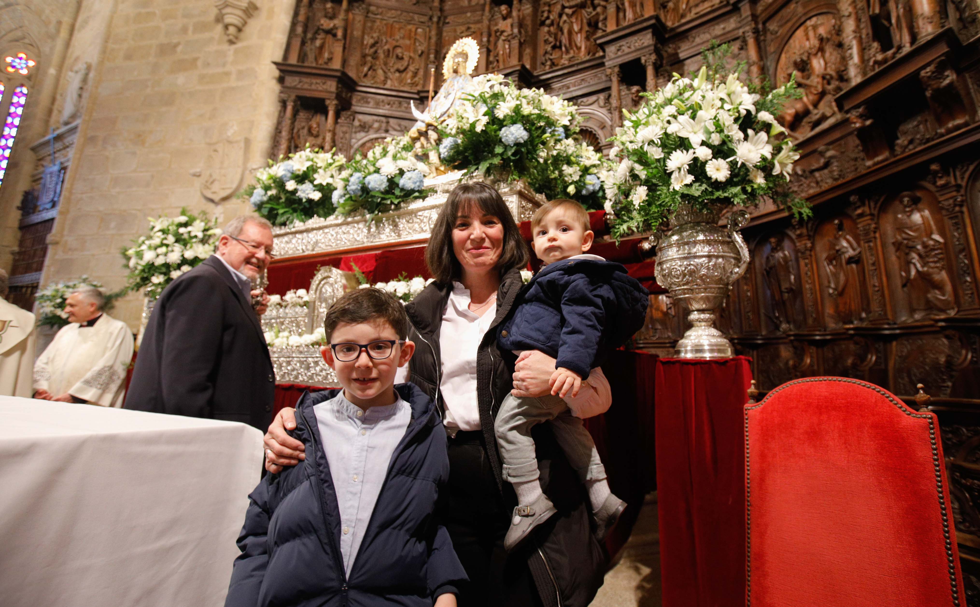 Búscate en la presentación de los bebés cacereños a la Virgen de la Montaña (I)