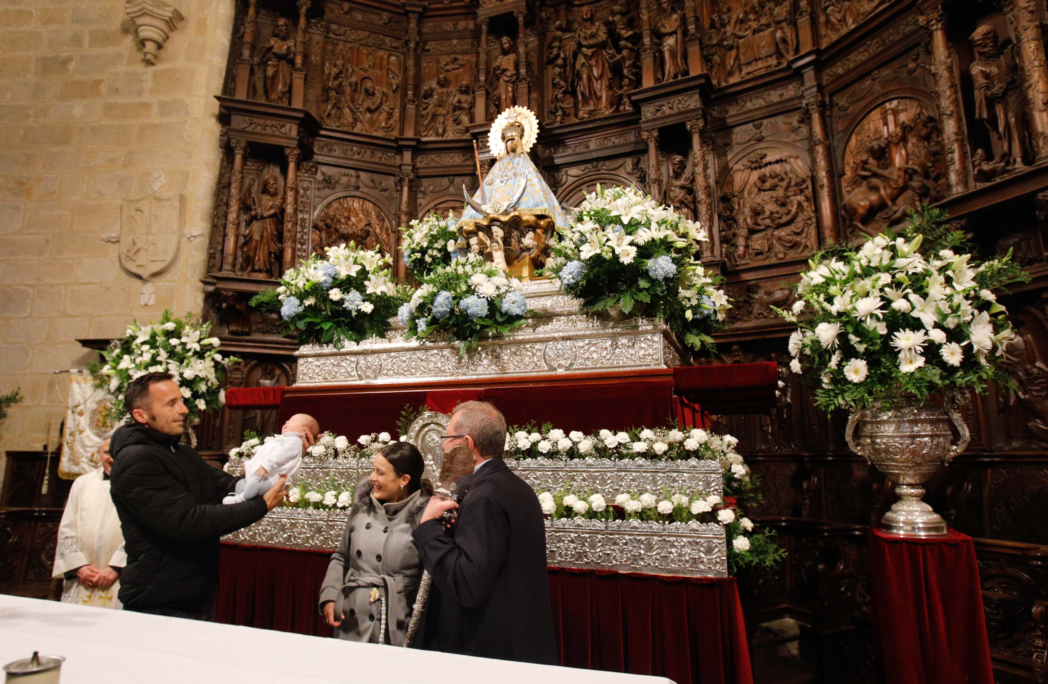 Búscate en la presentación de los bebés cacereños a la Virgen de la Montaña (I)