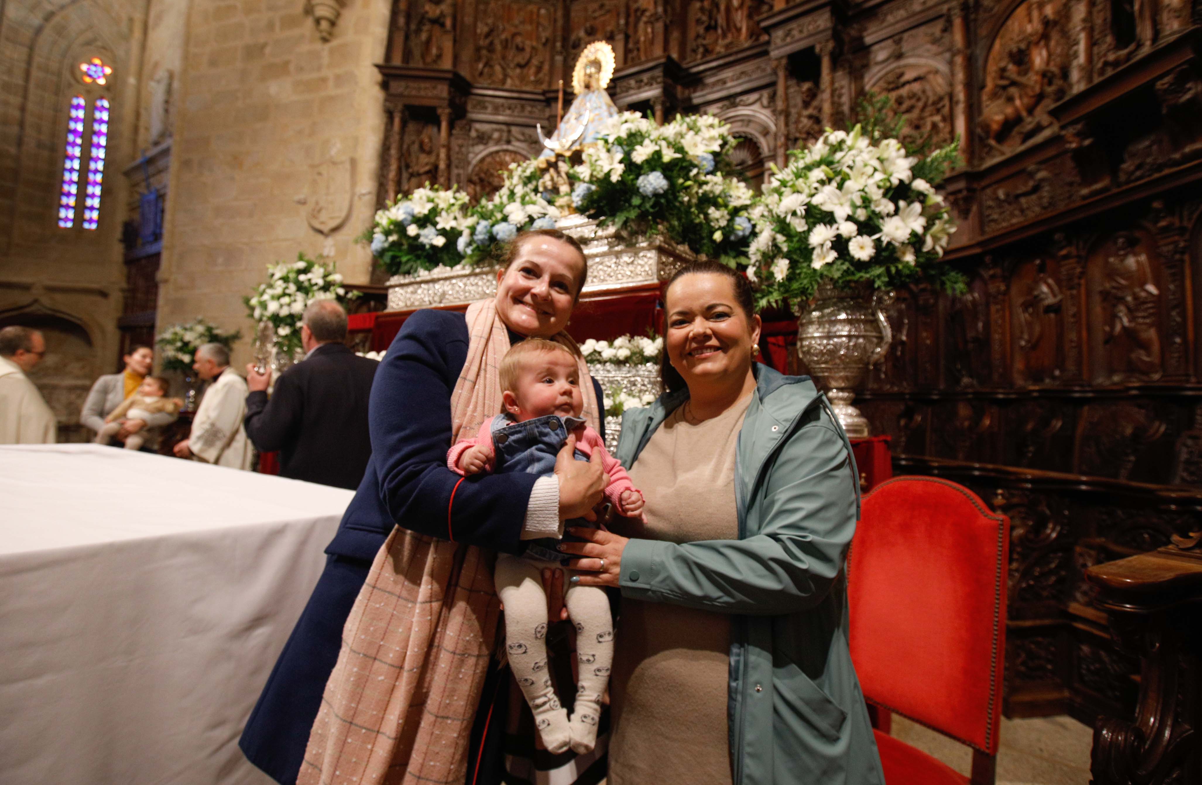 Búscate en la presentación de los bebés cacereños a la Virgen de la Montaña (I)