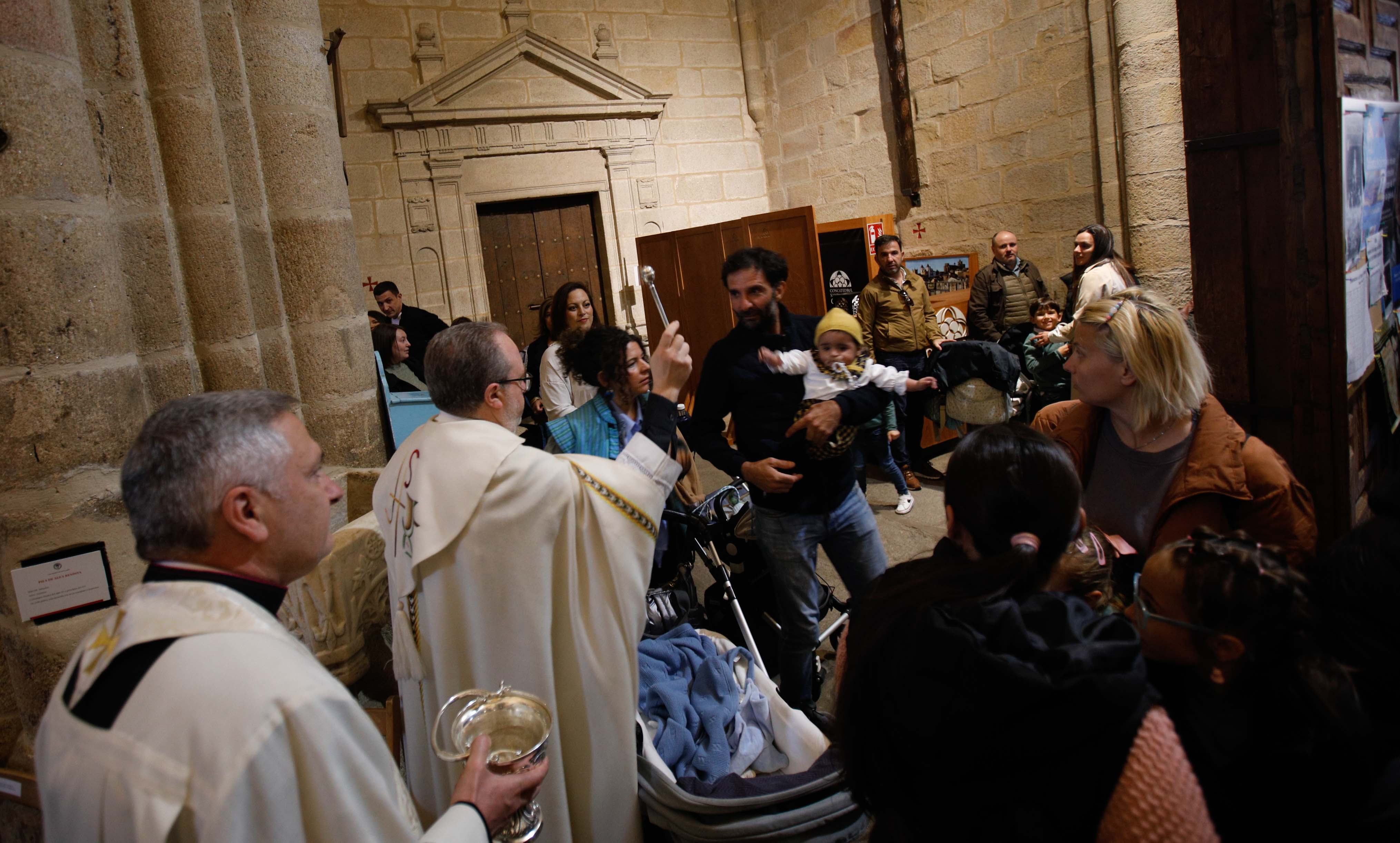 Búscate en la presentación de los bebés cacereños a la Virgen de la Montaña (I)