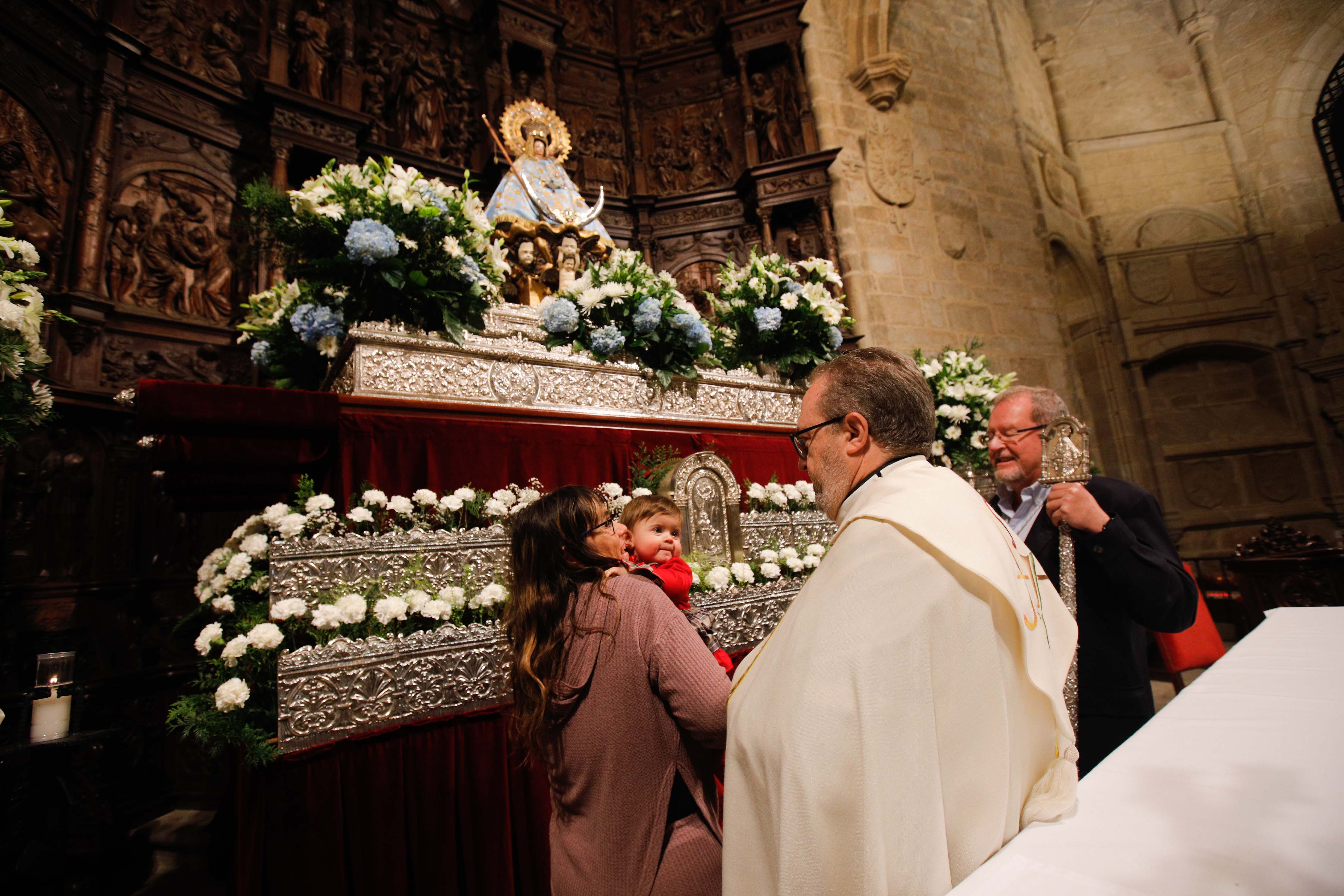 Búscate en la presentación de los bebés cacereños a la Virgen de la Montaña (I)