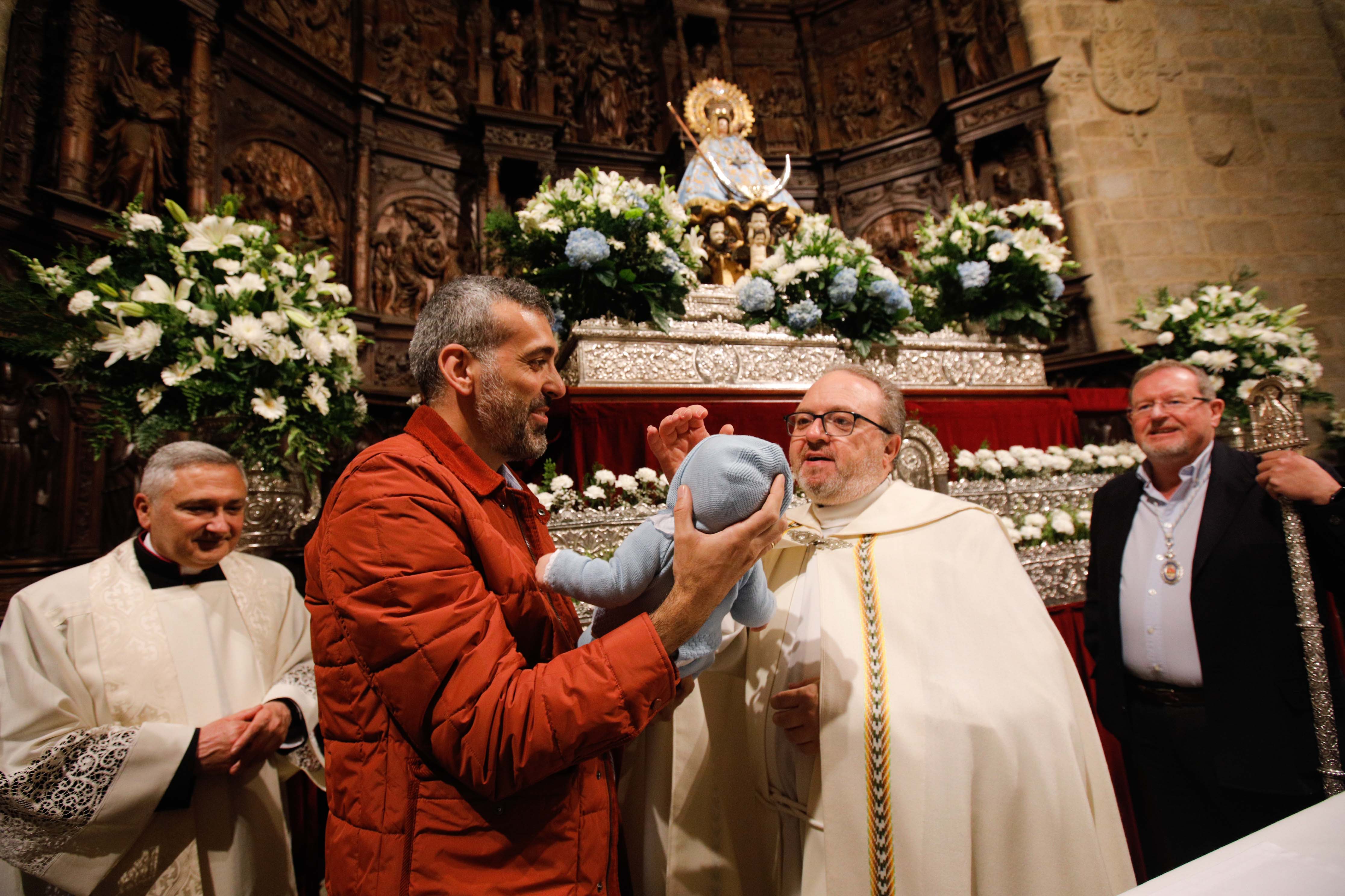 Búscate en la presentación de los bebés cacereños a la Virgen de la Montaña (I)