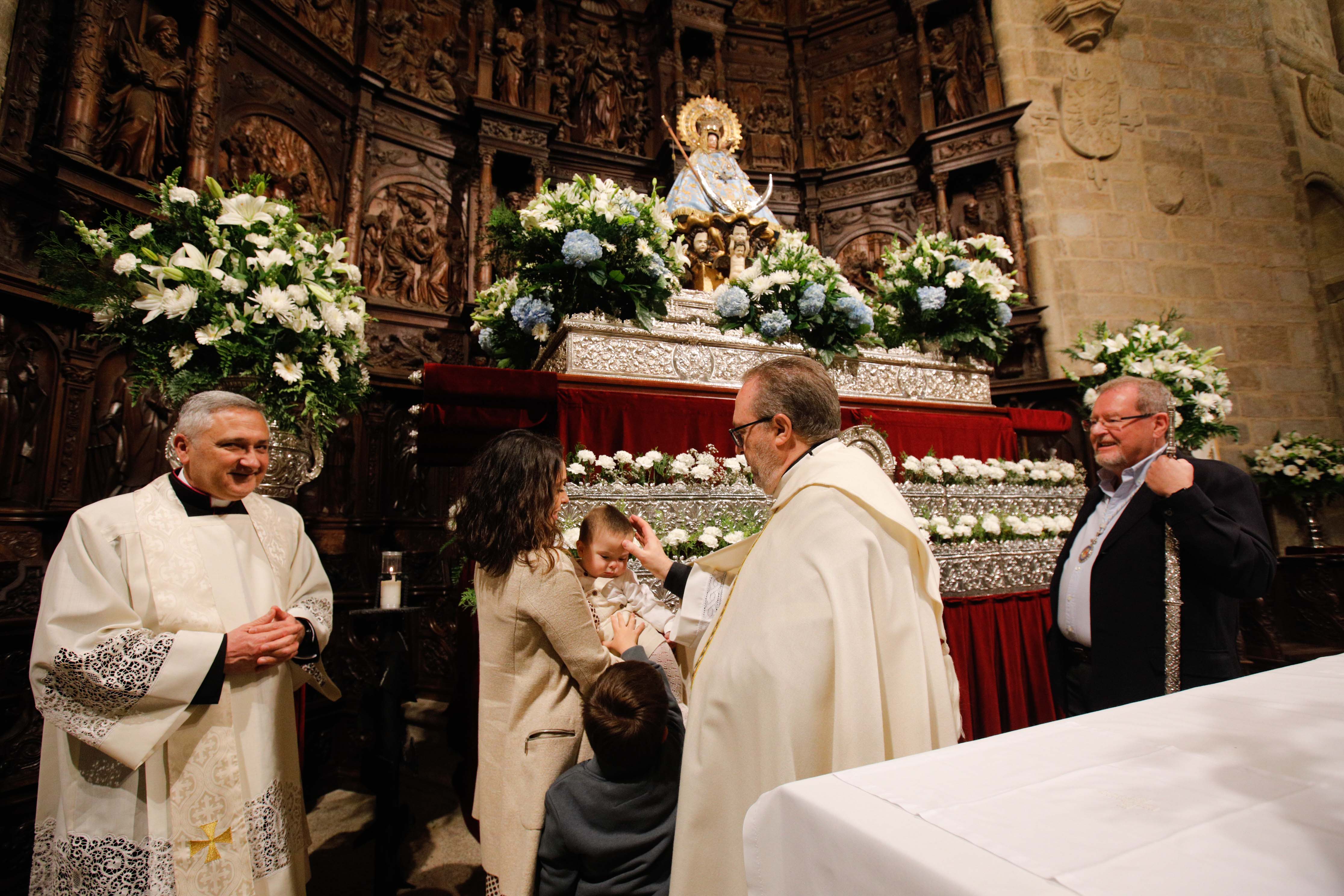 Búscate en la presentación de los bebés cacereños a la Virgen de la Montaña (I)