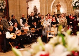 Un momento de la actuación de El Redoble, este martes por la noche ante la patrona de Cáceres en la Concatedral de Santa María.