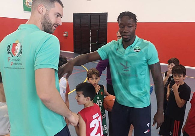 Varios jugadores del Cáceres visitaron el Colegio San Antonio.