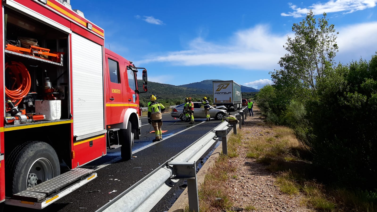 Imágenes del lugar del accidente ocurrido en el kilómetro 452 de la A-66en el que se han visto implicados tres turismos y un camión.