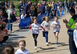 Niñas participan en la III Carrera del colegio Sagrada Familia este 1 de mayo en el parque del río.