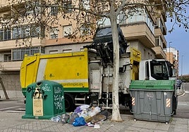 Un camión de la contrata de limpieza municipal recoge la basura en los contenedores de García Plata de Osma.