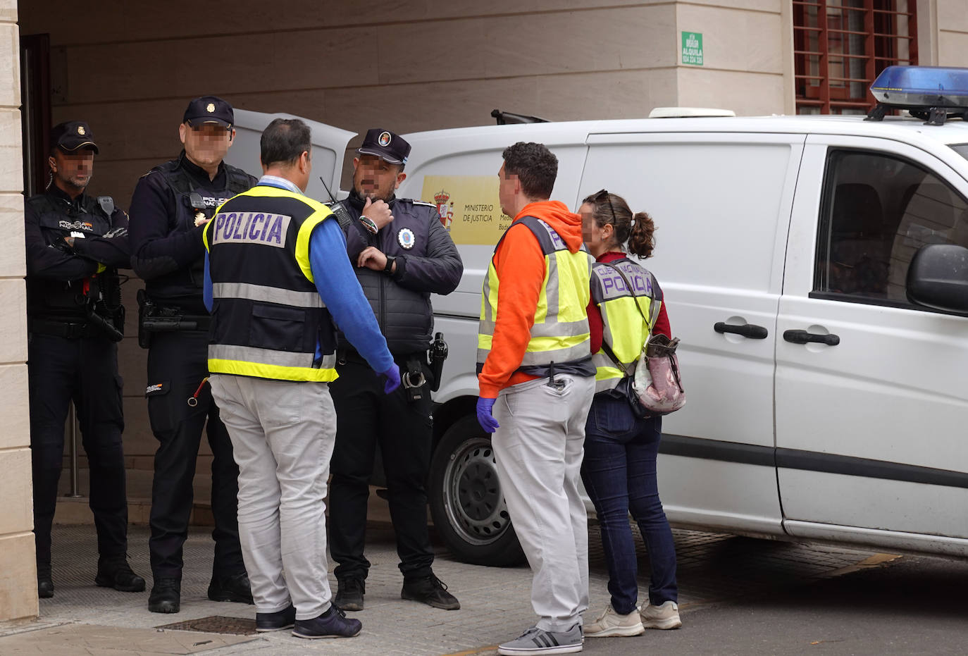 Consternación en la calle del matricidio en Badajoz