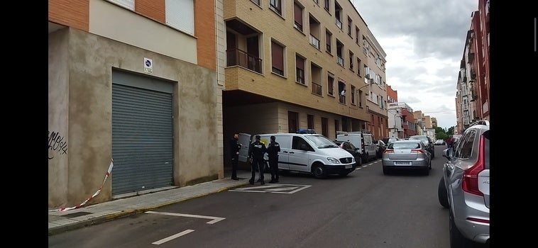 El furgón funerario se ha desplazado a la calle América para llevarse el féretro.