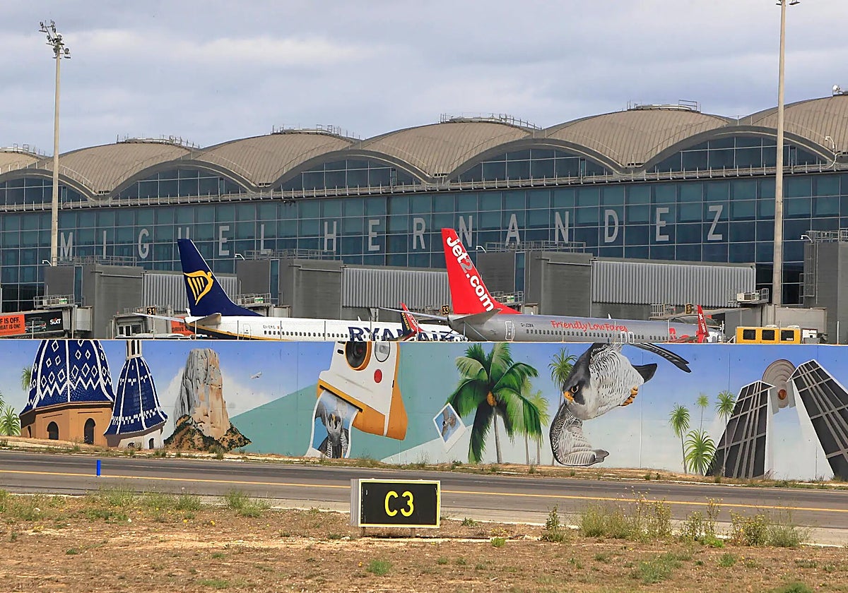 El mural tiene los elementos turísticos más icónicos de la provincia de Alicante.