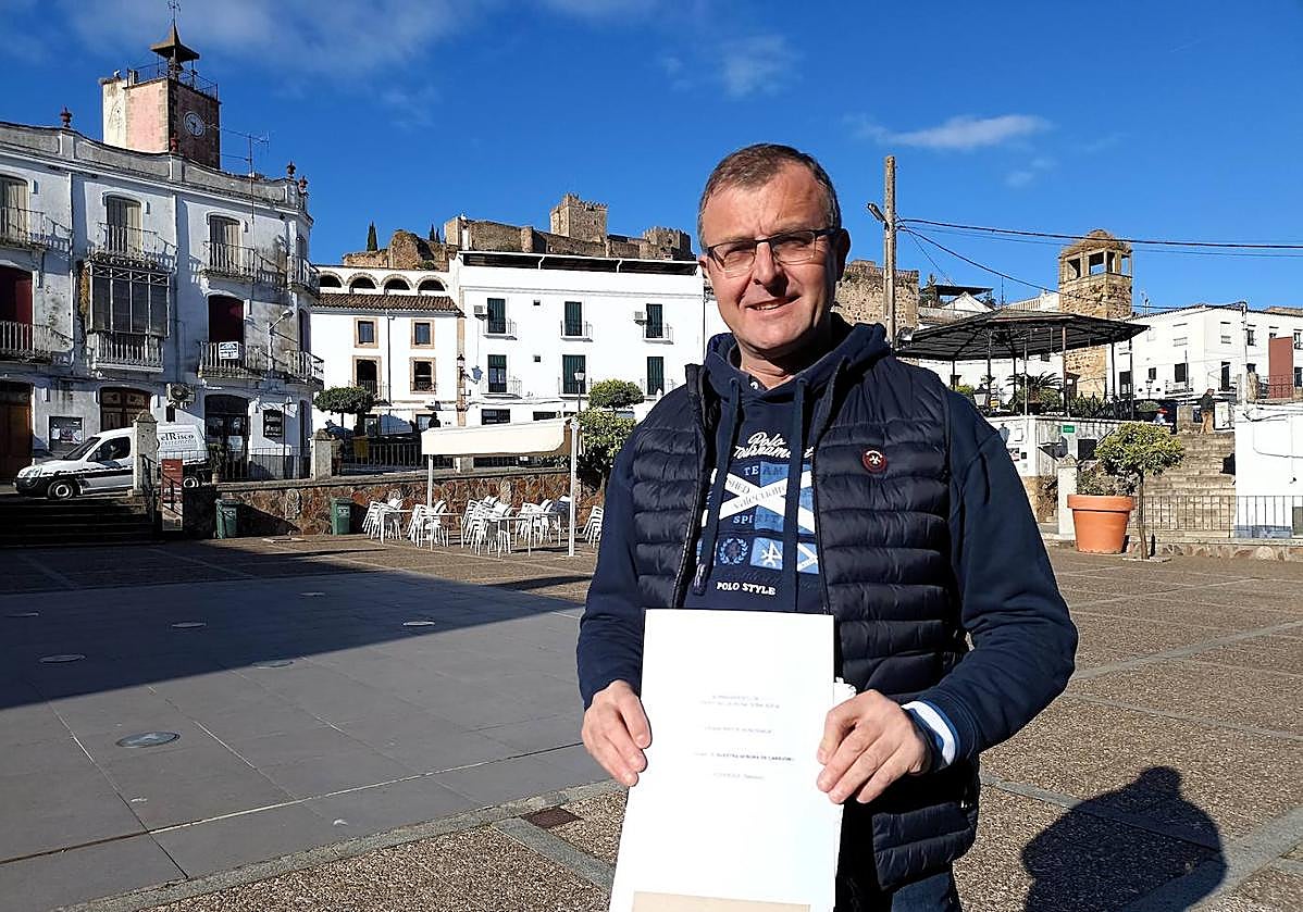 José Mª. Rasero mostrando la respuesta de la Casa Real