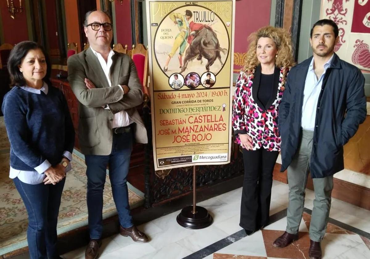 José Rojo, en la presentación de la corrida de toros, junto con la alcaldesa, el empresario y la concejala de Cultura.