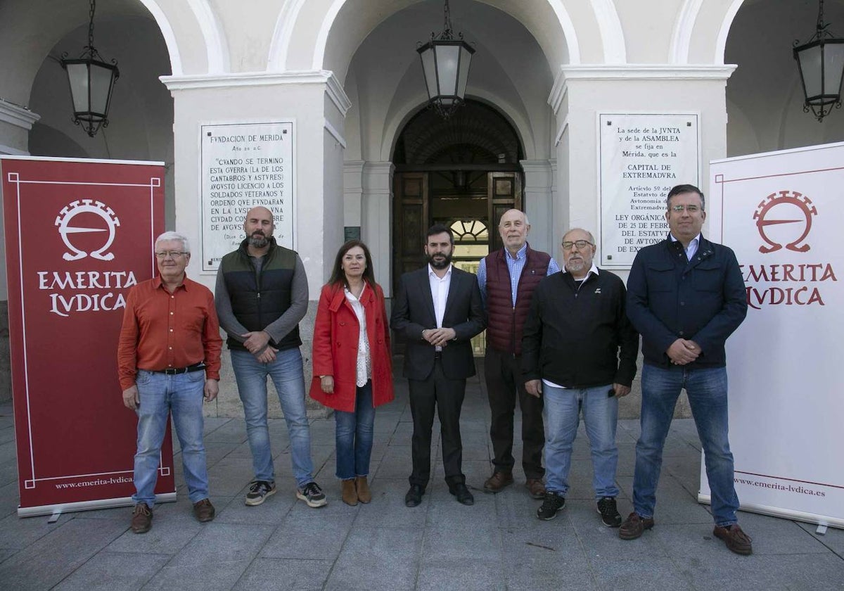 Representantes de las asociaciones recreacionistas con el concejal Felipe González