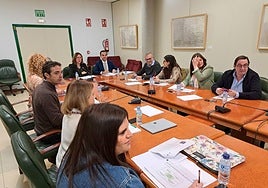 El alcalde, Ignacio Gragera, preside la primera reunión del consorcio del Casco Antiguo este 2 de mayo.