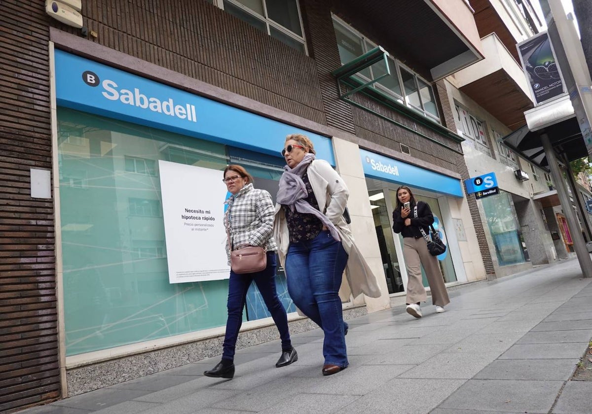 Oficina de Banco Sabadell en la avenida Europa de Badajoz.