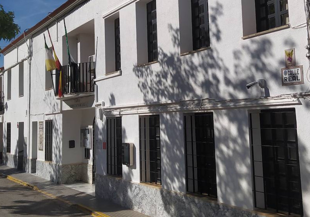 Fachada del Ayuntamiento de Fuente del Arco con una cámara ubicada junto al rótulo de la calle Real.