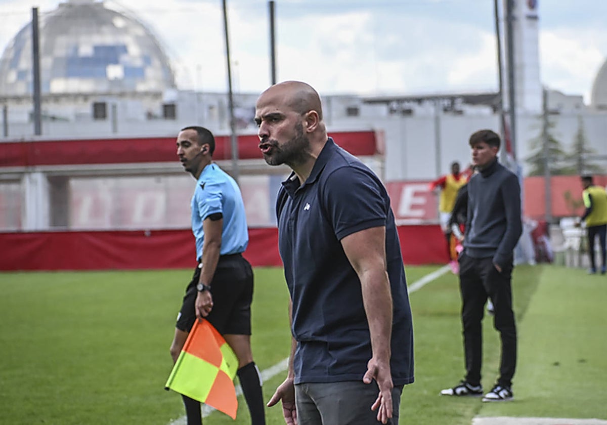 Luis Oliver Sierra, visiblemente contrariado en el encuentro del Badajoz ante el Sanse.