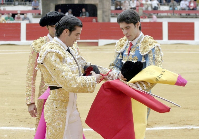 Alejandro Talavante (derecha) dando la alternativa a Emilio de Justo en la plaza de toros de Cáceres en mayo de 2007.