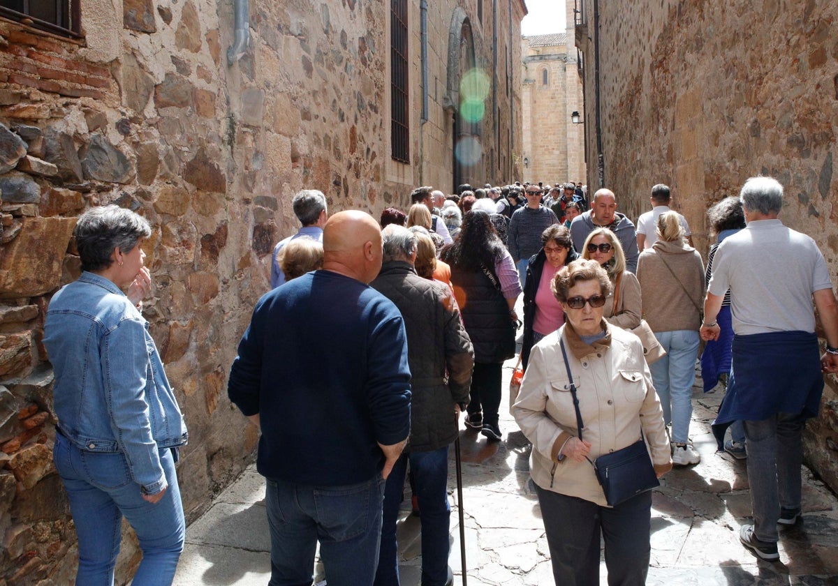 Acceso a Santa María lleno de devotos.