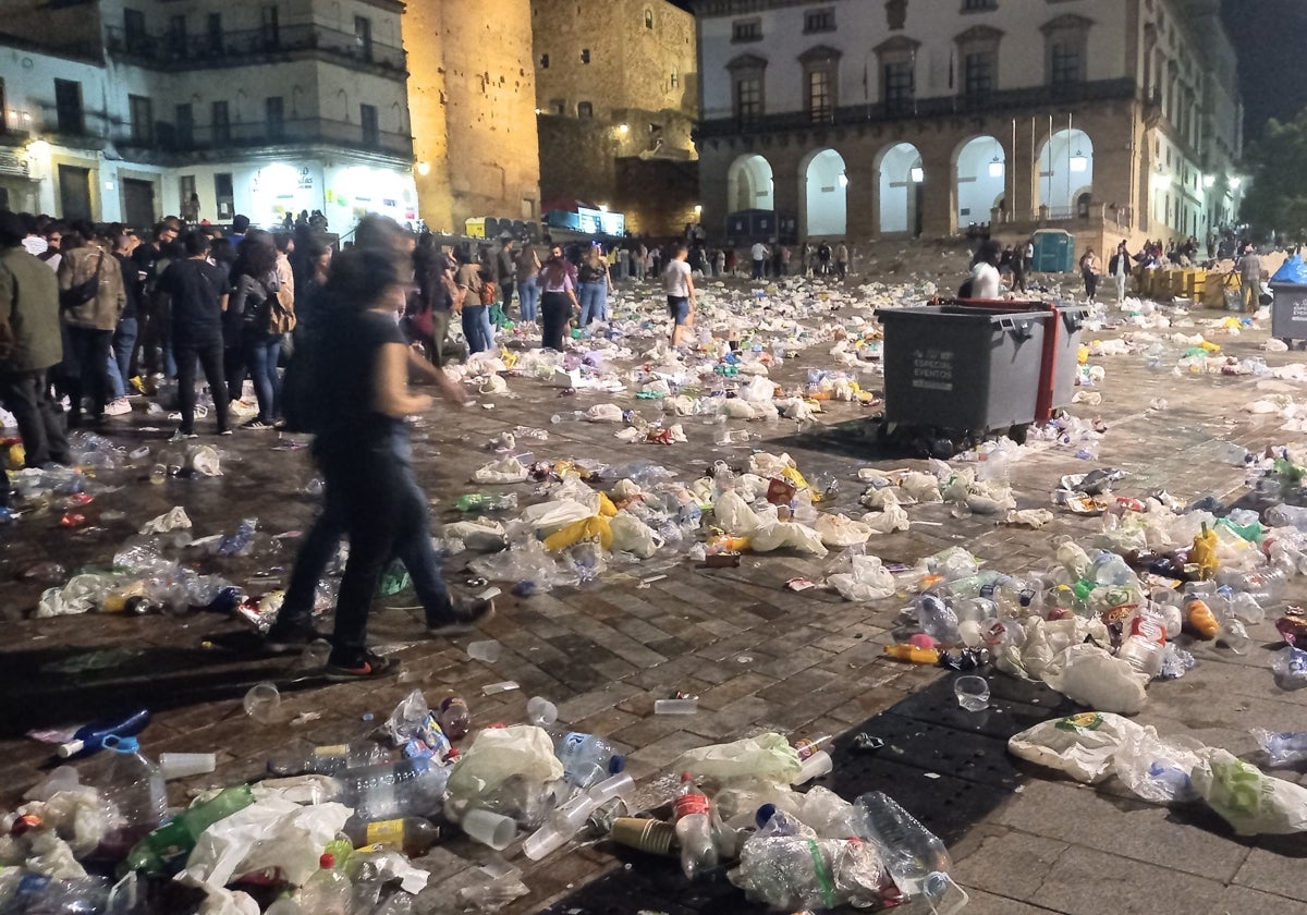 La Plaza Mayor de Cáceres una noche de Womad al finalizar los conciertos en la edición de 2022.