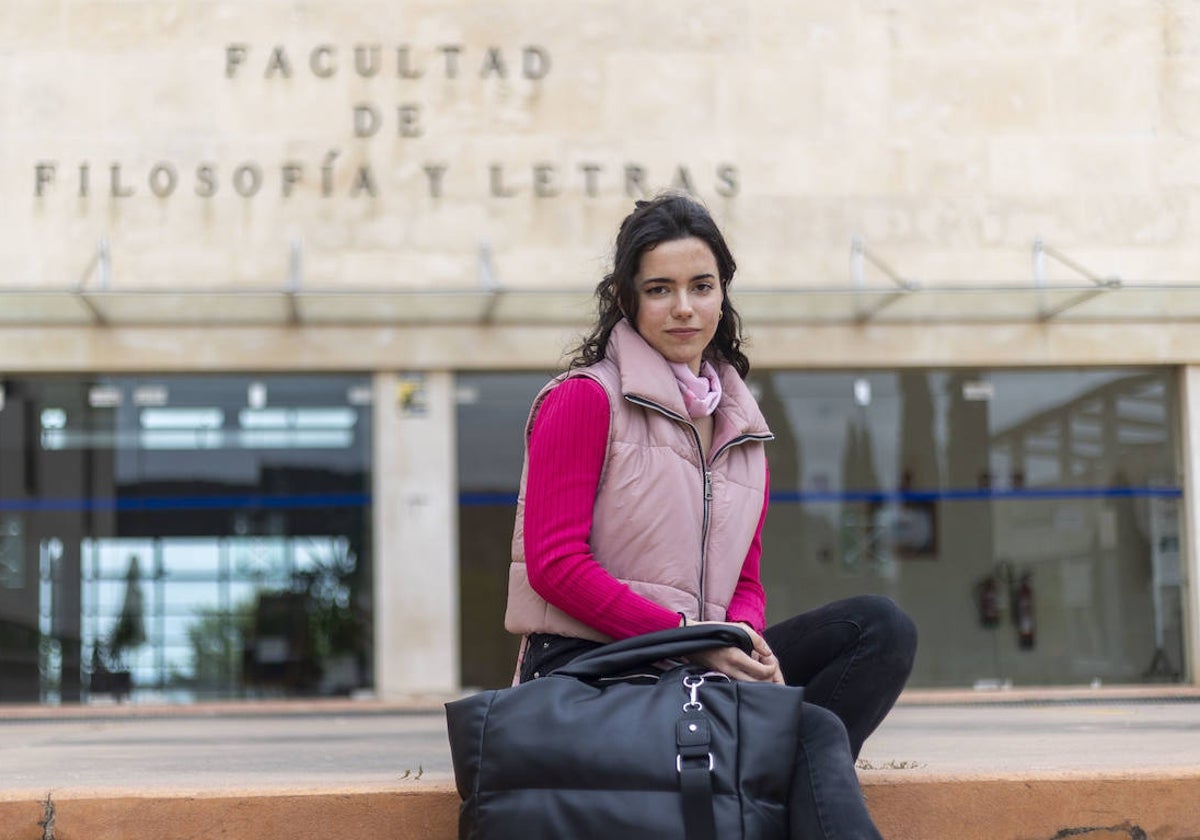 Carla García en la entrada de la Facultad de Filosofía y Letras de Cáceres.