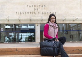 Carla García en la entrada de la Facultad de Filosofía y Letras de Cáceres.