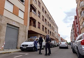 Despliegue policial ayer en el lugar del crimen.