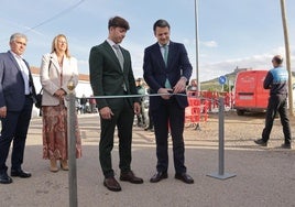 El consejero de Presidencia, Abel Bautista, inauguró la Feria Agronadera de Puebla de Alcocer este jueves, junto al alcalde de la localidad pacense, Gonzalo Hernán.