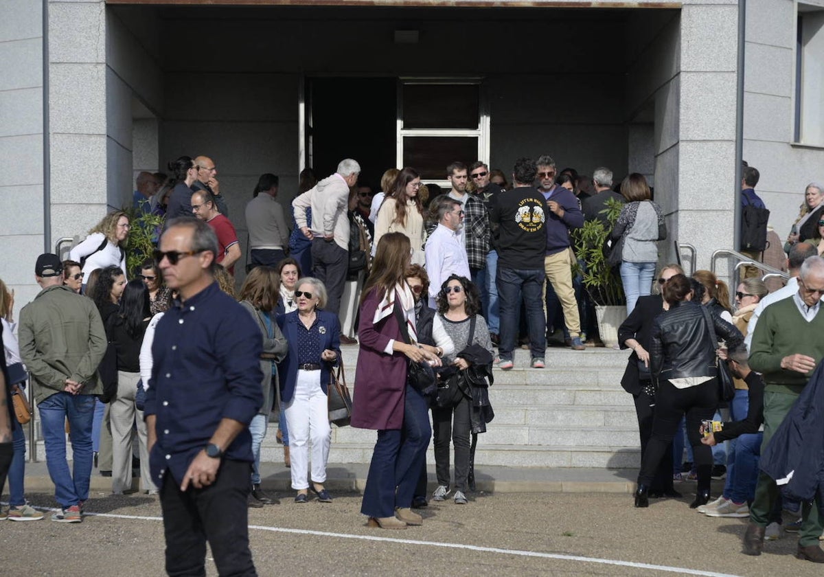 Compañeros, amigos y familiares a las puertas de la capilla del tanatorio Puente Real este viernes por la tarde para despedir a Carmen Tejero.