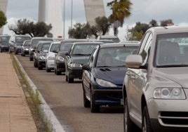 Caravana de coches en Badajoz.