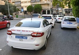 Taxis en una calle de Badajoz.