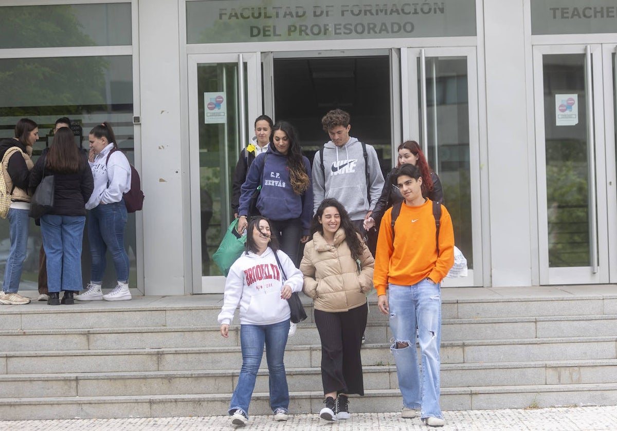 Estudiantes universitarios saliendo de la Facultad de Formación del Profesorado del campus de Cáceres.