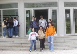 Estudiantes universitarios saliendo de la Facultad de Formación del Profesorado del campus de Cáceres.