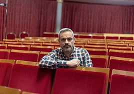 Chema Fernández fotografiado a mediados del mes de abril en el patio de butacas del Gran Teatro, donde se presentó Womad.