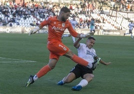 Luis Acosta presionando al portero del Sanluqueño el pasado domingo.