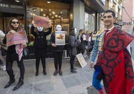 El torero cacereño Jairo Miguel pasa ante una protesta antitaurina.