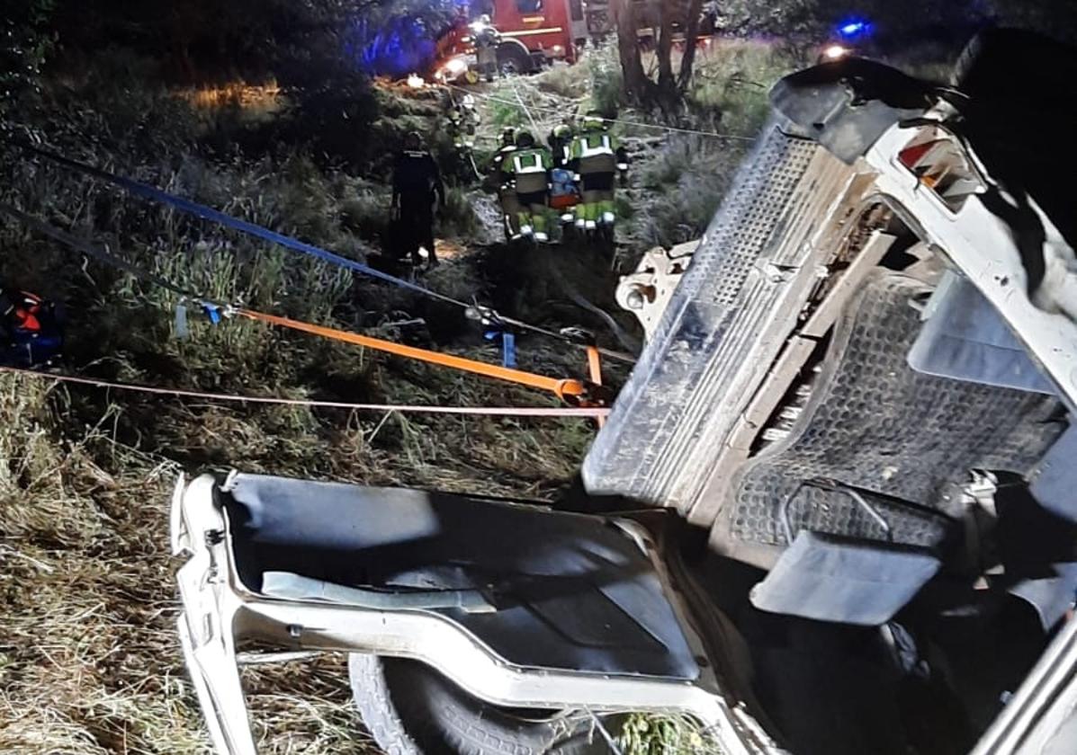 El vehículo quedó tumbado sobre un lateral en una zona de difícil acceso