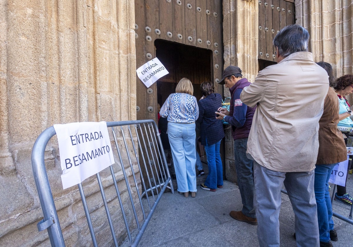 Imagen principal - Arriba, colas para asistir al besamanto de la patrona en Santa María. Debajo, el alcalde y concejales junto al presidente de la Cofradía de la Montaña en la Misa por las Intenciones. En la última imagen, las vespinos aparcadas en la Plaza de San Mateo.