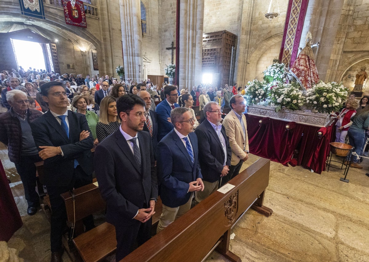 Imagen secundaria 1 - Arriba, colas para asistir al besamanto de la patrona en Santa María. Debajo, el alcalde y concejales junto al presidente de la Cofradía de la Montaña en la Misa por las Intenciones. En la última imagen, las vespinos aparcadas en la Plaza de San Mateo.