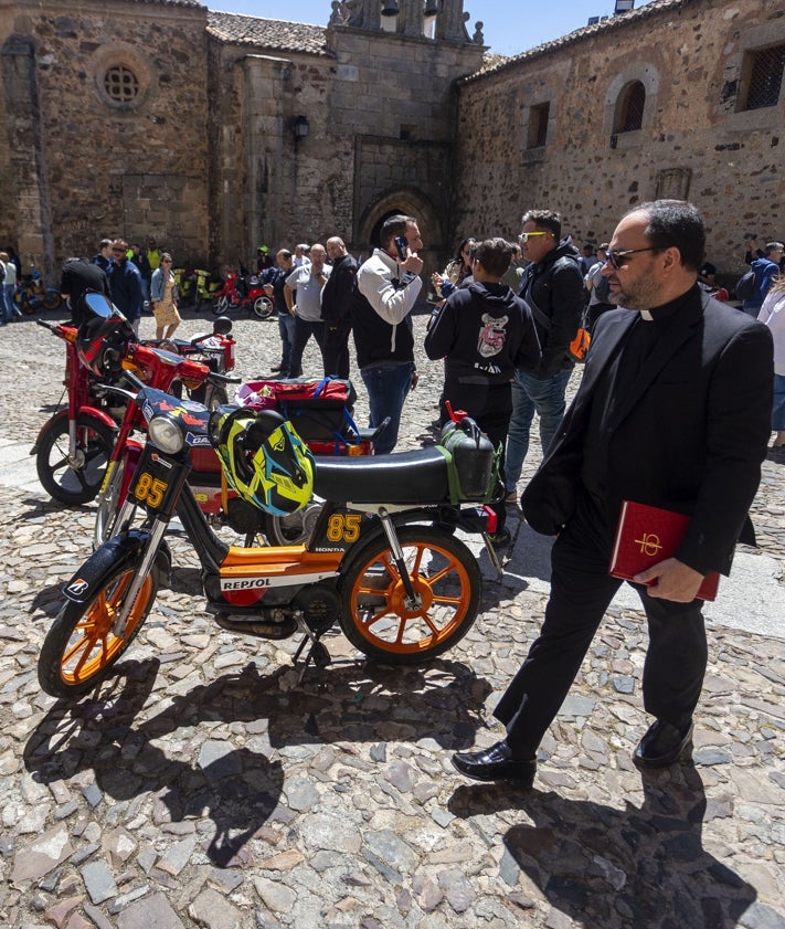 Imagen secundaria 2 - Arriba, colas para asistir al besamanto de la patrona en Santa María. Debajo, el alcalde y concejales junto al presidente de la Cofradía de la Montaña en la Misa por las Intenciones. En la última imagen, las vespinos aparcadas en la Plaza de San Mateo.