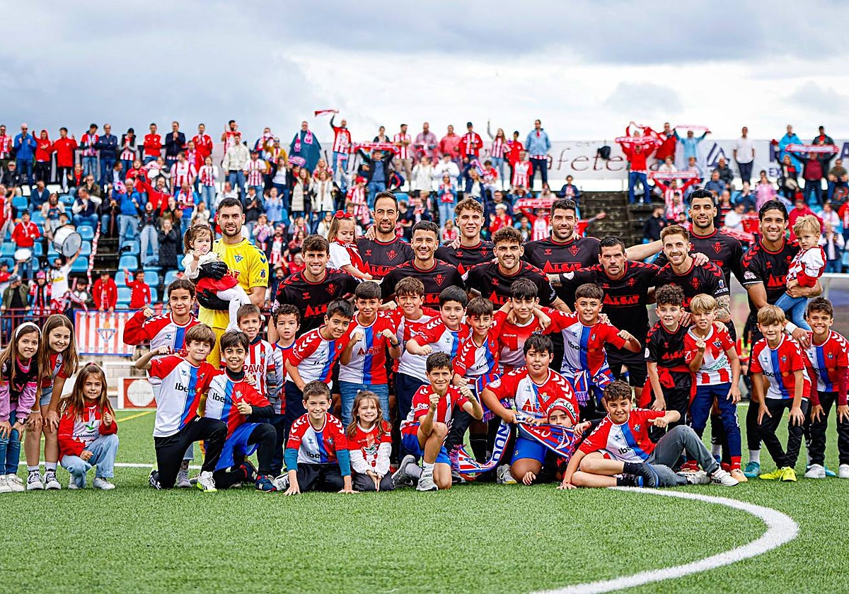 Celebración del Don Benito tras el partido en Jaraíz.