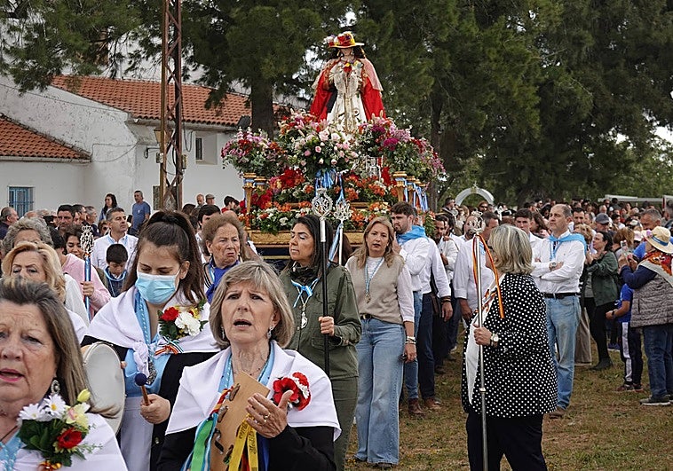 La Virgen de Bótoa estuvo muy arropada por los romeros en todo el recorrido de la procesión por los campos.